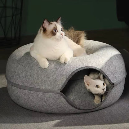lit pour chat gris pale fond vert